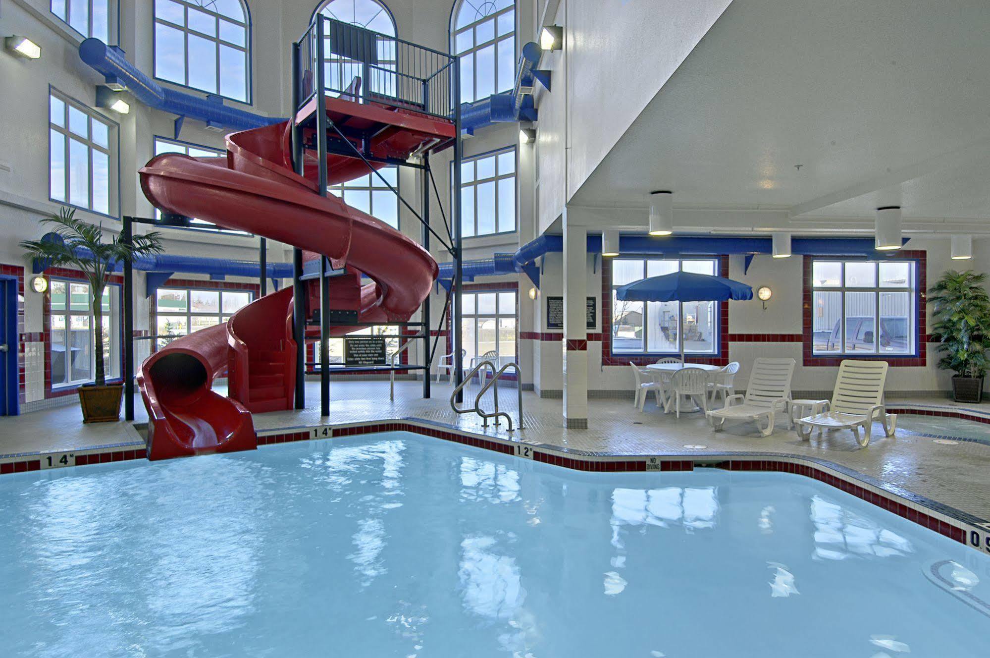 Ramada By Wyndham Brooks Hotell Exteriör bild